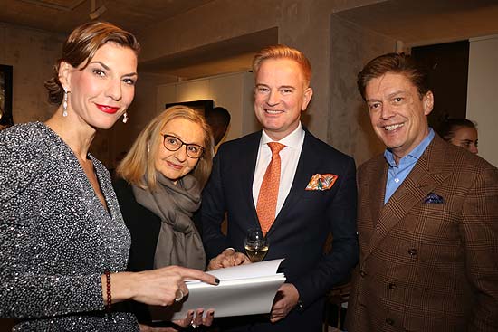 Galeristin Sarah Kronsbein bei der Preview Russell Young, Heros and Heroines in der Münchner Galerie Kronsbein ©Foto: Martin Schmitz)